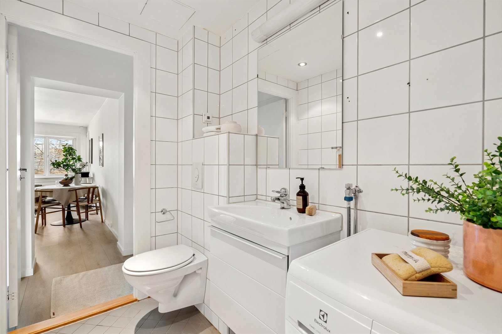 Badet har opplegg for vaskemaskin, samt lun gulvvarme som gir rommet en behagelig atmosfære Galleribilde