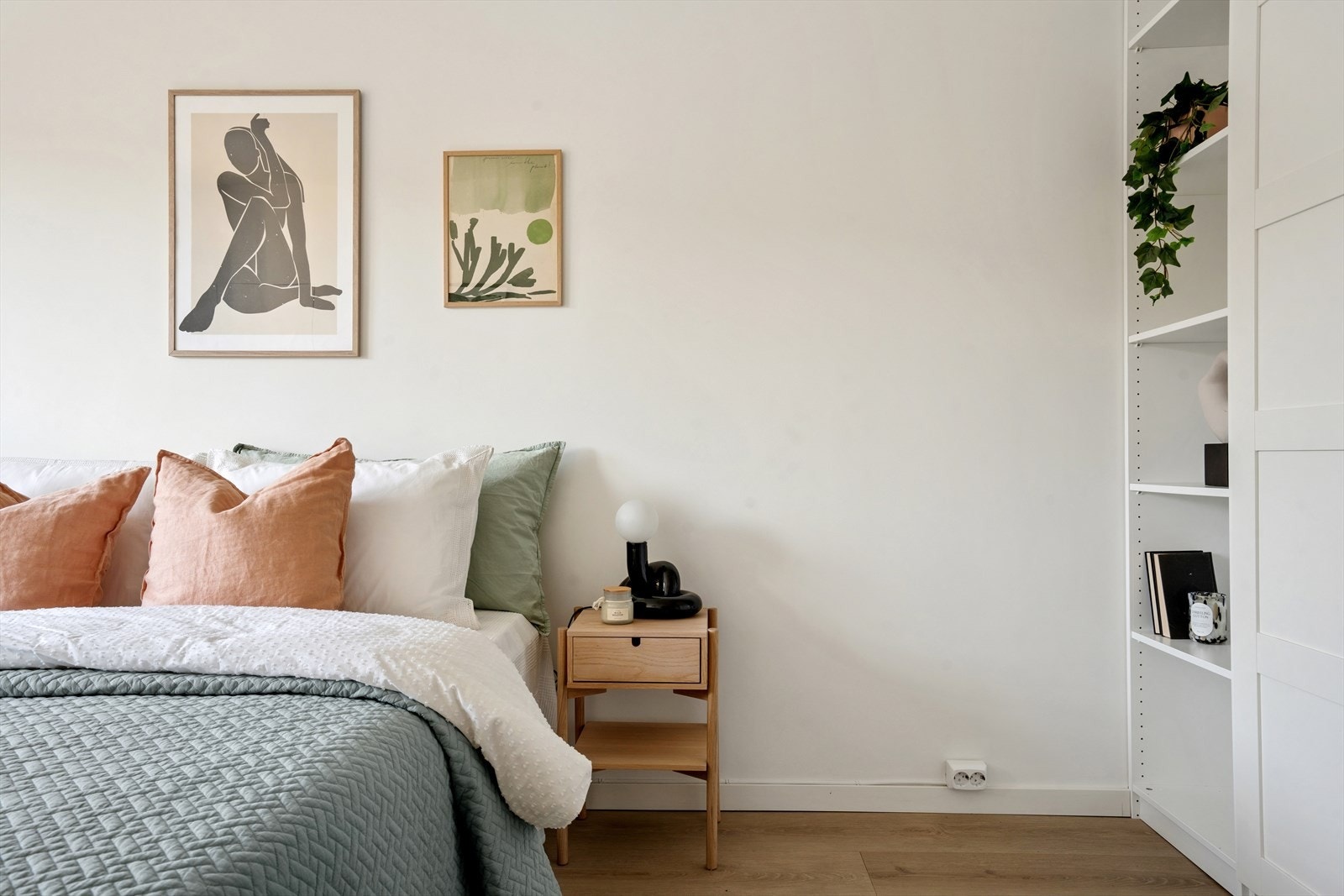 Her er det god plass for å møblere med stor dobbeltseng med nattbord på hver side, i tillegg til annet interiør Galleribilde