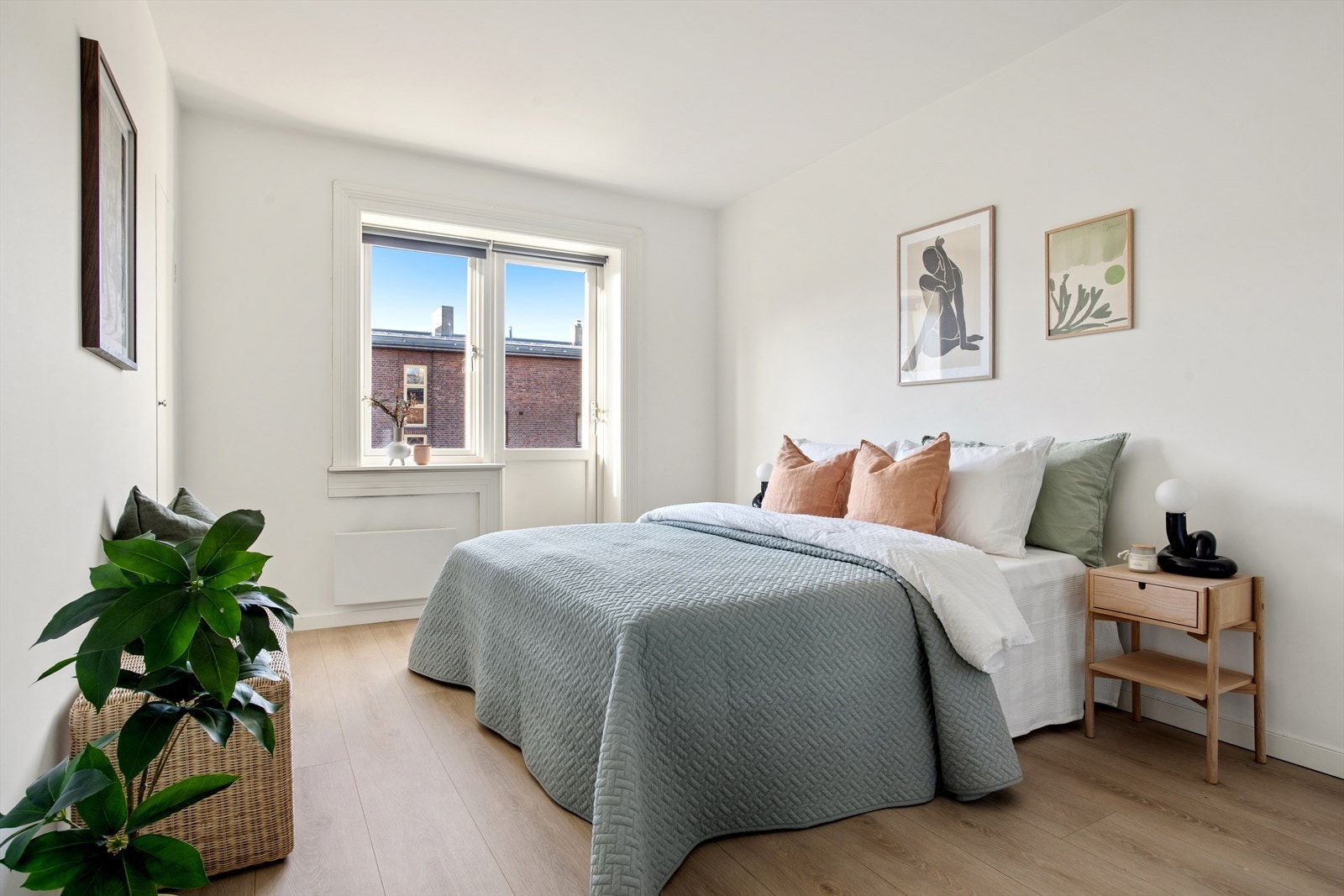 Tiltalende soveværelse av god størrelse med utgang til brannbalkongen Galleribilde