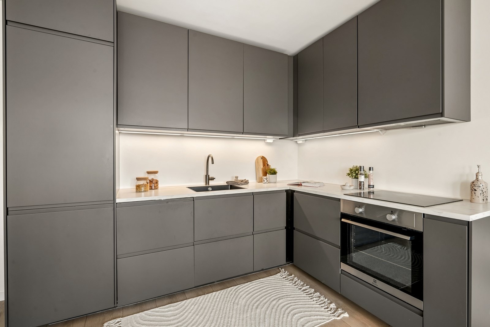 Lekkert og velutstyrt kjøkken fra 2021, med integrerte hvitevarer og smakfulle detaljer Galleribilde