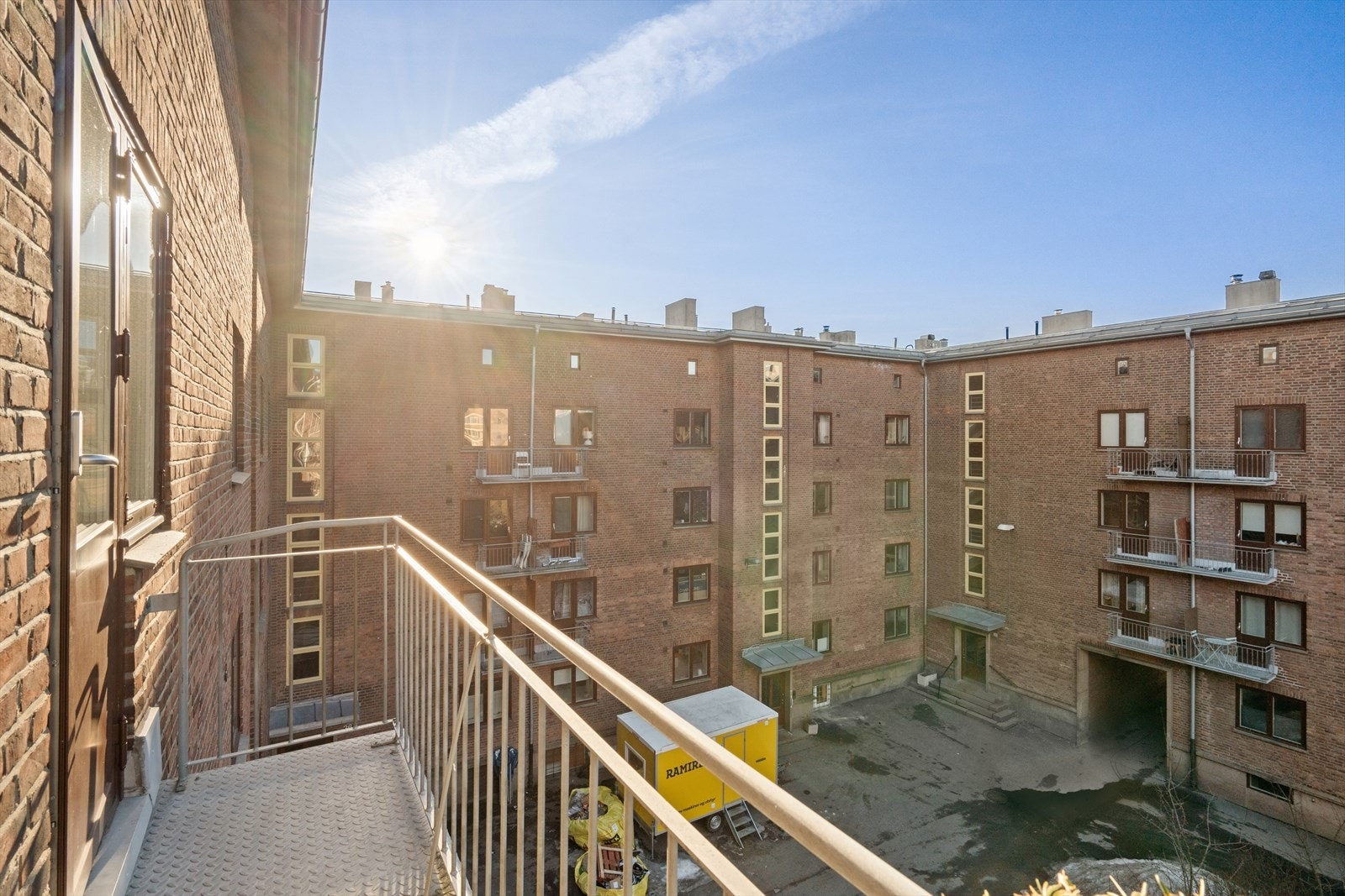 På brannbalkongen er det plass til en hyggelig sittegruppe, og på varme sommerdager kan man trekke ut og nyte solen Galleribilde