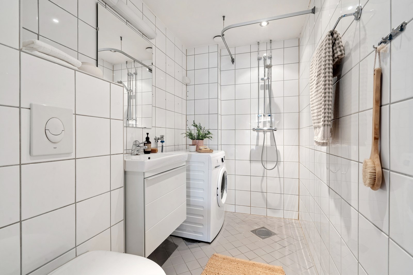 Pent, flislagt baderom som ble totalrenovert i regi av sameiet i 2009 Galleribilde