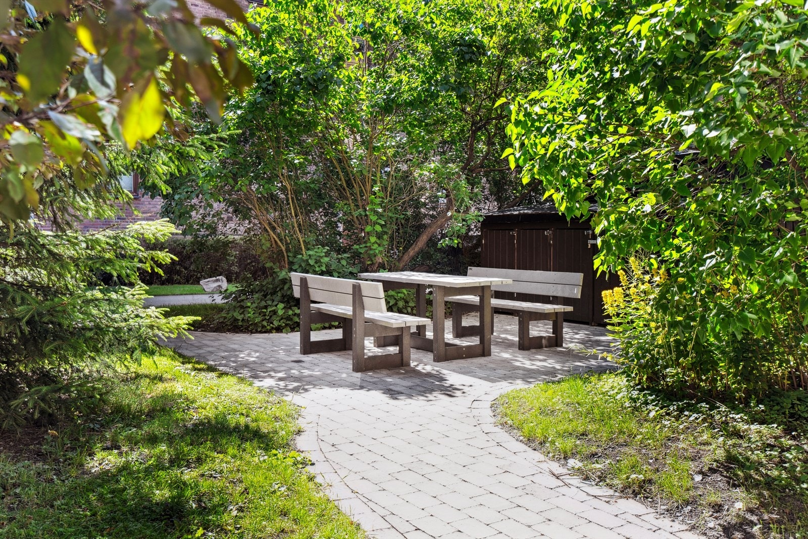 Bakgården har flere koselige soner hvor man kan nyte sommeren - Oppleves som en privat park for beboerne Galleribilde