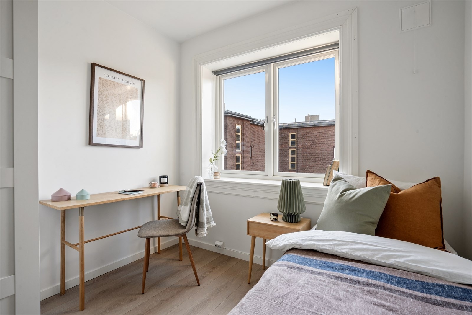 Leilighetens andre soveværelse er også av god størrelse og egner seg perfekt som et barne-/gjesteværelse eller kontor Galleribilde