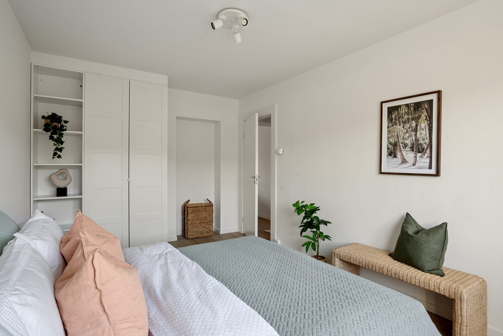 Det er også rikelig med oppbevaringsplass i garderobeskapet, samt i en praktisk, innvendig bod Galleribilde