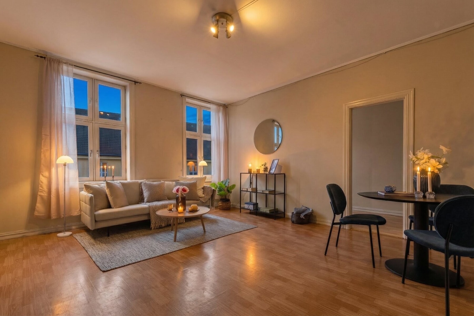 Leiligheten ligger i 4. etasje og har generøs takhøyde på opptil ca. 3 meter. Galleribilde