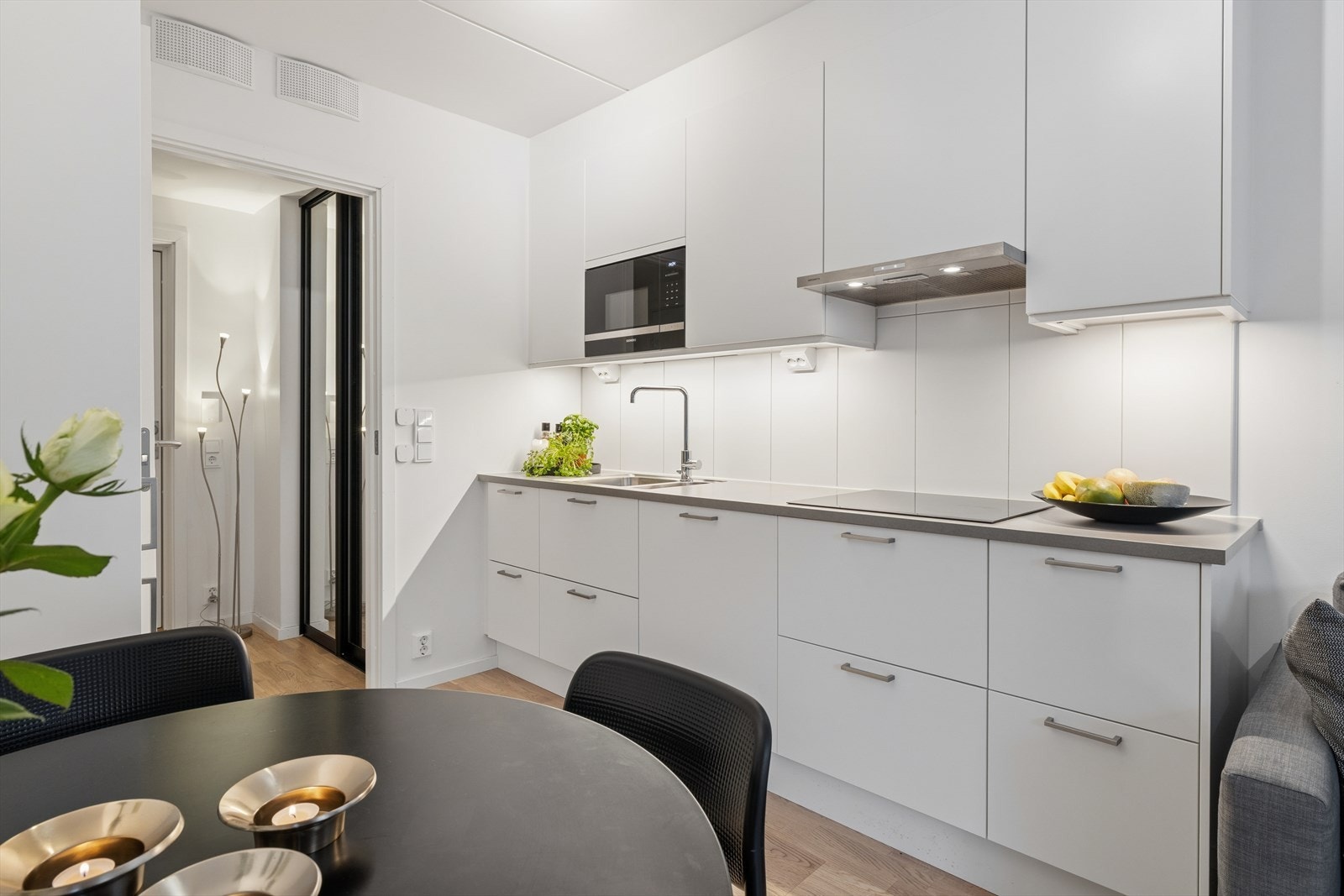 Vakkert moderne kjøkken med slette fronter, induksjon stopp og integrert mikro. Galleribilde