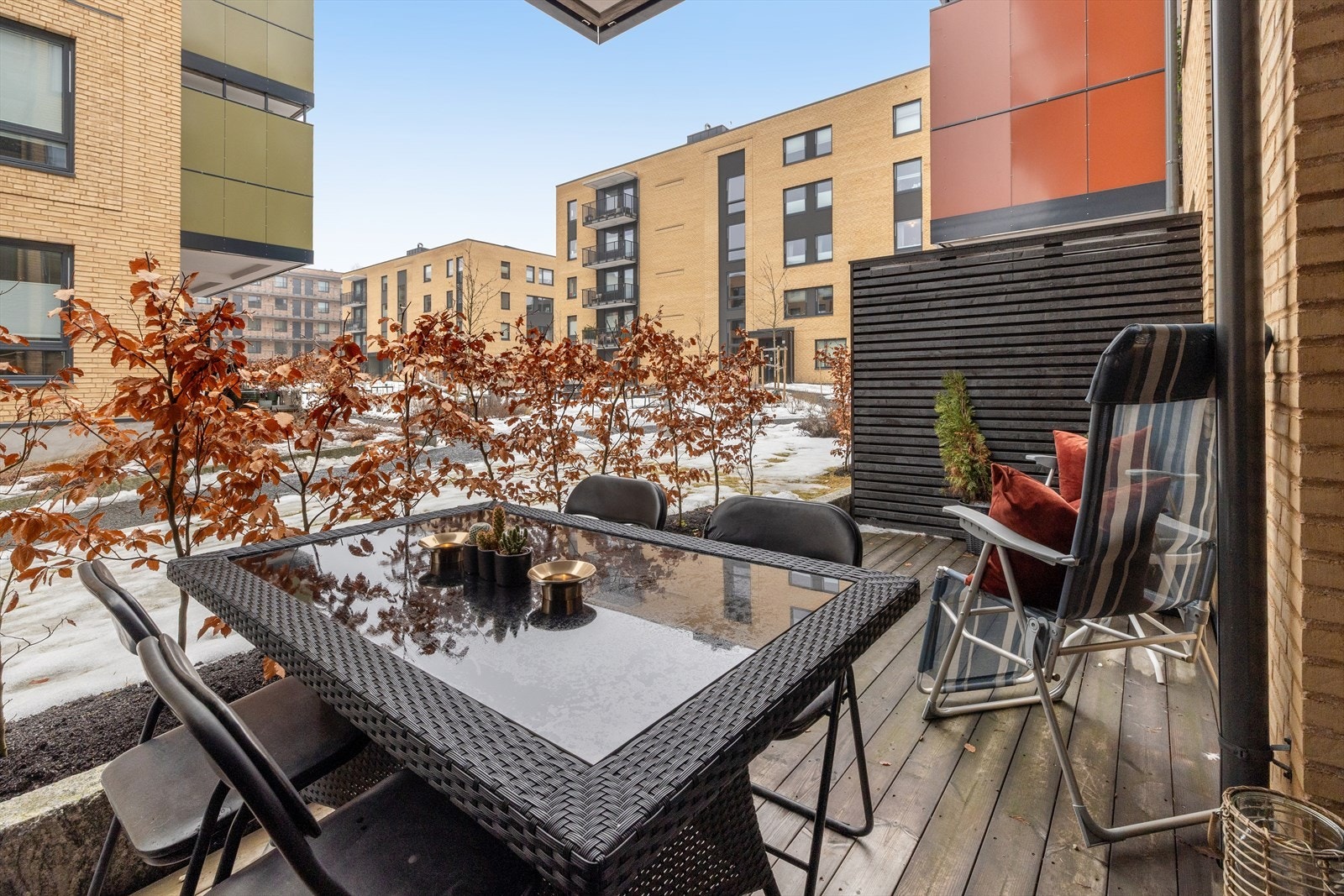 Romslig uteplass med plass til ute møblene. Galleribilde