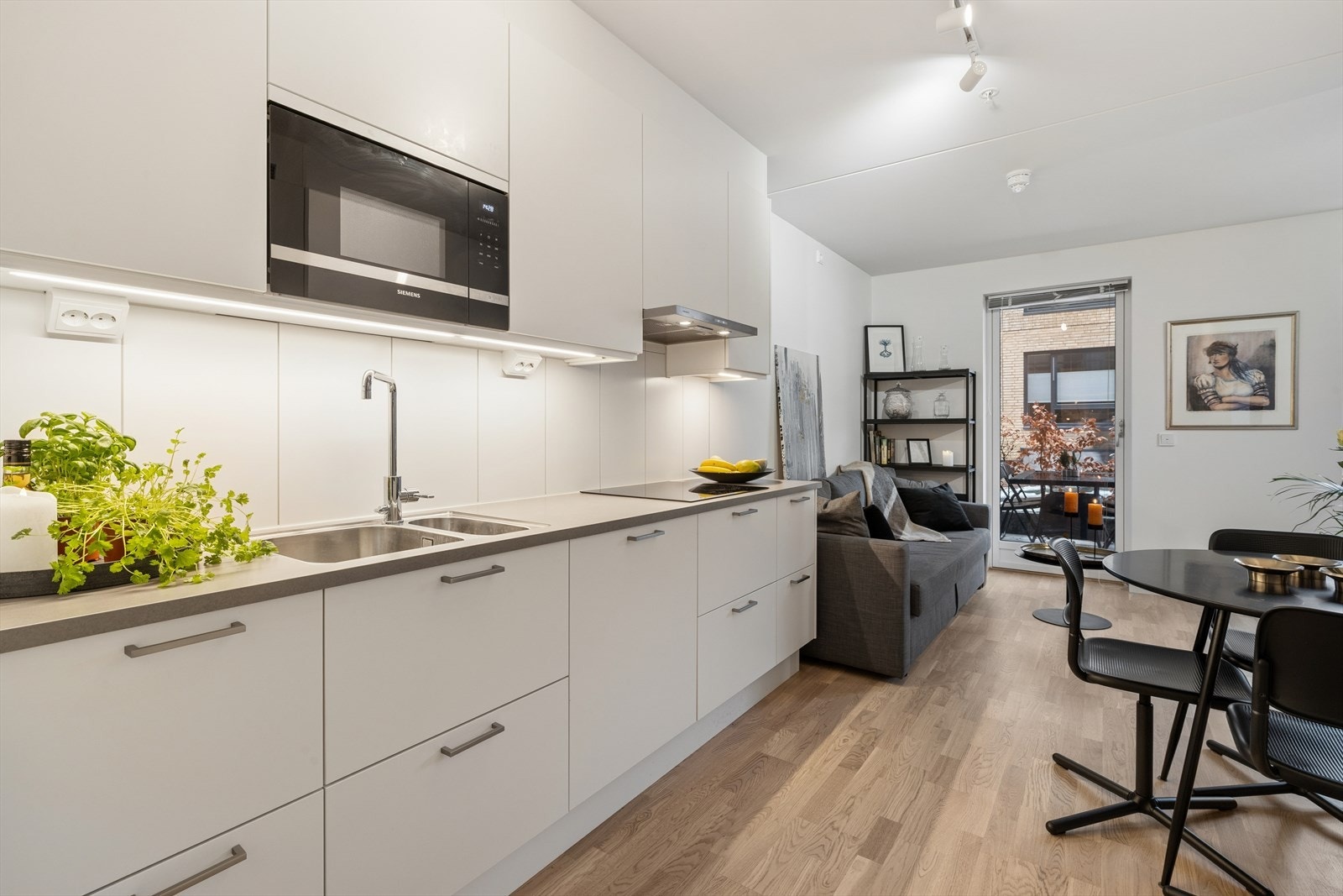 Mye praktisk oppbevaring av kjøkkenredskaper. Galleribilde