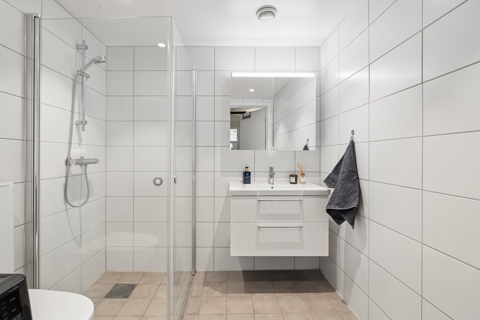 Flislagt og moderne baderom. Galleribilde