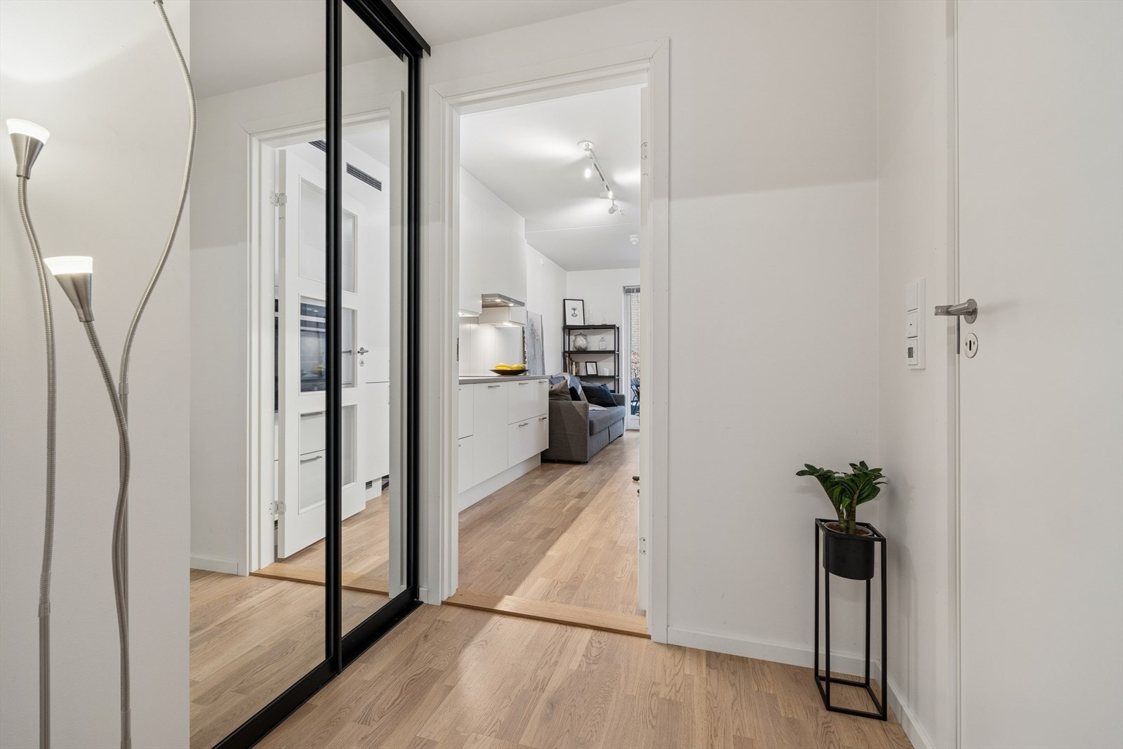 Entrè med stort og praktisk skap for yttertøy. Galleribilde