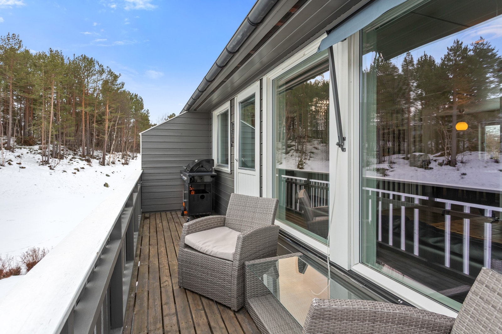 Fra stuen er det utgang til veranda på ca 9 kvm. Galleribilde