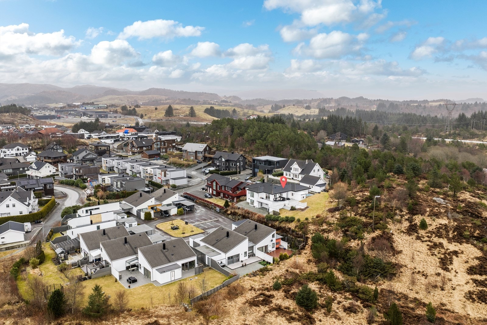 Fra eiendommen er det for øvrig kort avstand til alle servicetilbud, enten du vil ta deg en tur på Oasen Storsenter eller for eksempel Raglamyr forretningsområde. Galleribilde