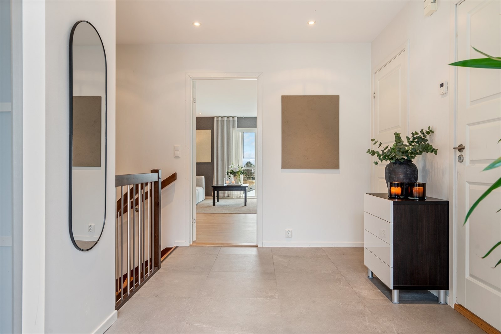 Romslig entré/gang med god garderobeplass i skyvedørsgarderobe, samt vaskerom med bi-inngang. Galleribilde