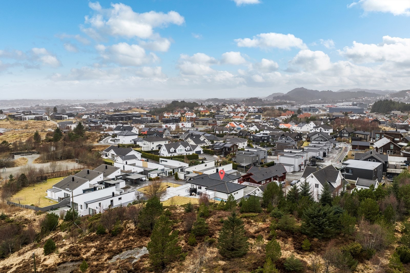 Er du glad i det grønne element er dette muligens boligen for deg. Her har en umiddelbar nærhet til Spannhelgeland og kort vei til Norheimskogen for å nevne noe. Galleribilde