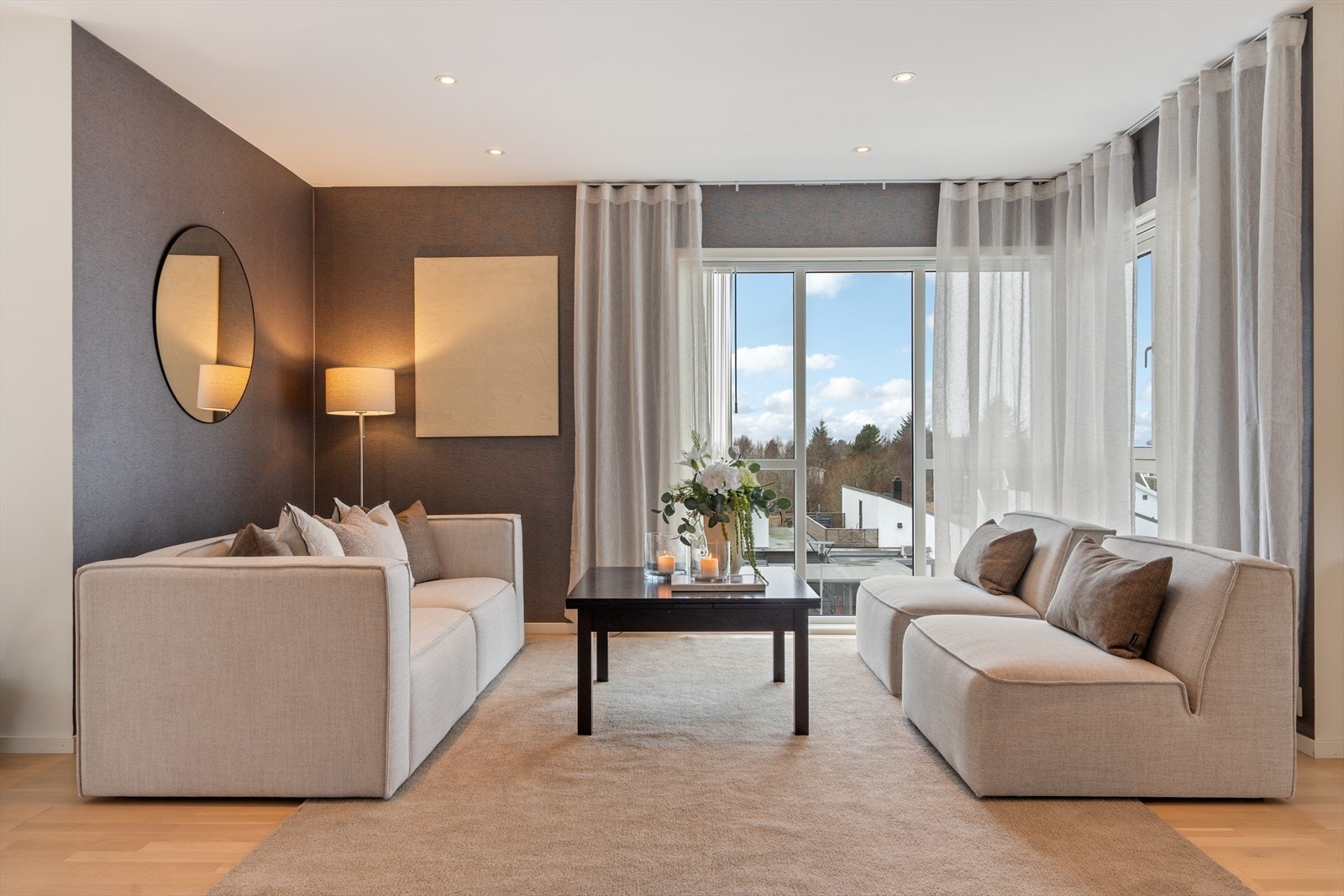 Lys og luftig stue i åpen løsning med kjøkken. Ulike møbleringsmuligheter med god plass til flere sittegrupper. Galleribilde