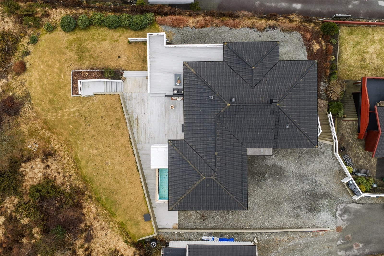 Bod på terrassen er oppført uten byggemelding til kommunen og uten at nødvendig godkjennelse er gitt. Basseng er heller ikke godkjent. Galleribilde