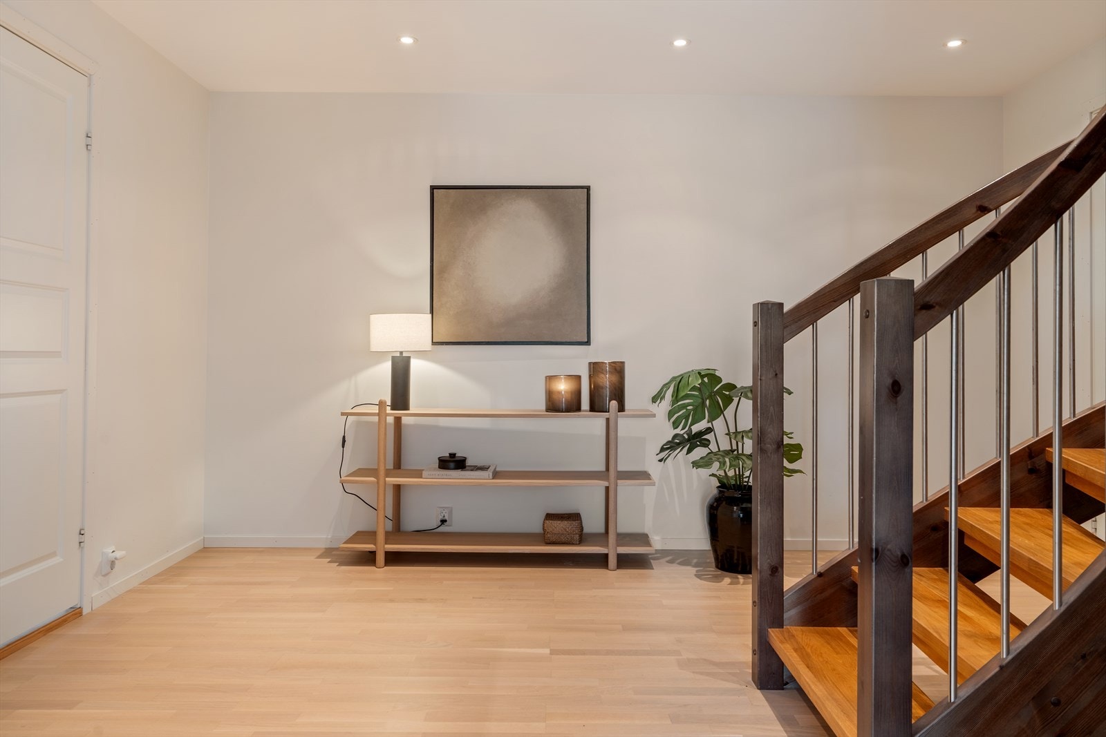 Stor bod i underetasjen med god oppbevaringsplass, samt romslig gang/hall. Galleribilde