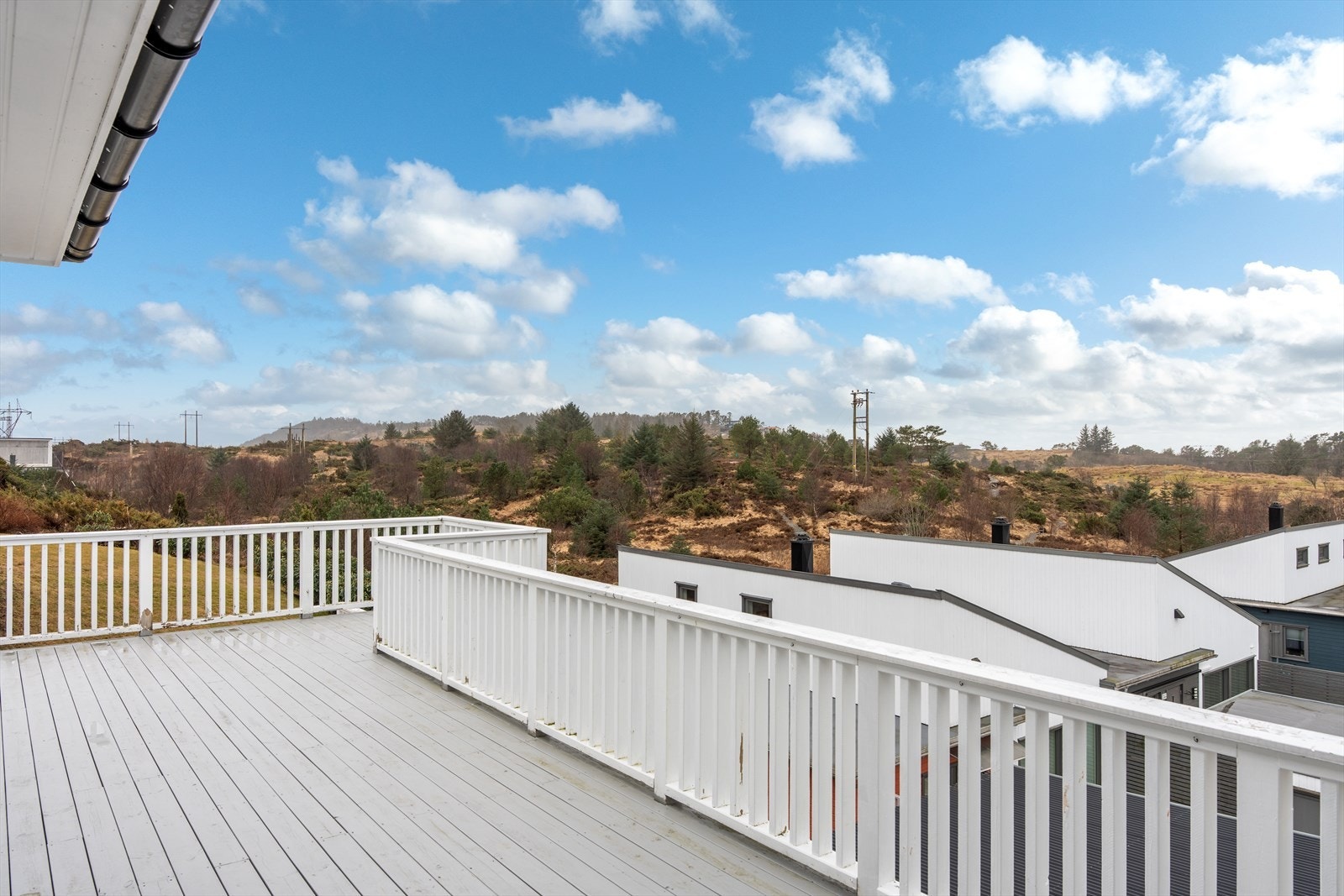 Boligen har en attraktiv beliggenhet på Spannatoppen, grensende mot friområde. Galleribilde