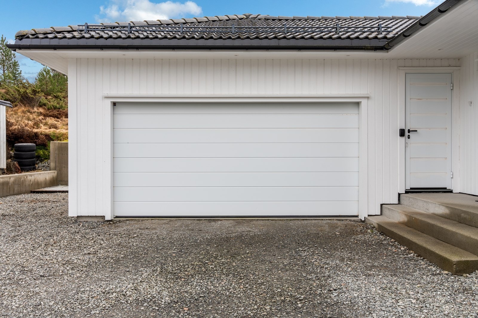 Parkering i garasje og på egen grunn. Galleribilde