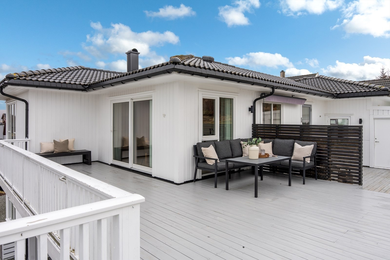 Herlige uteplasser på boligens sør og vestside, med sol fra morgen til kveld. Utgang til terrasse fra stue/kjøkken og fra vaskerom. Galleribilde