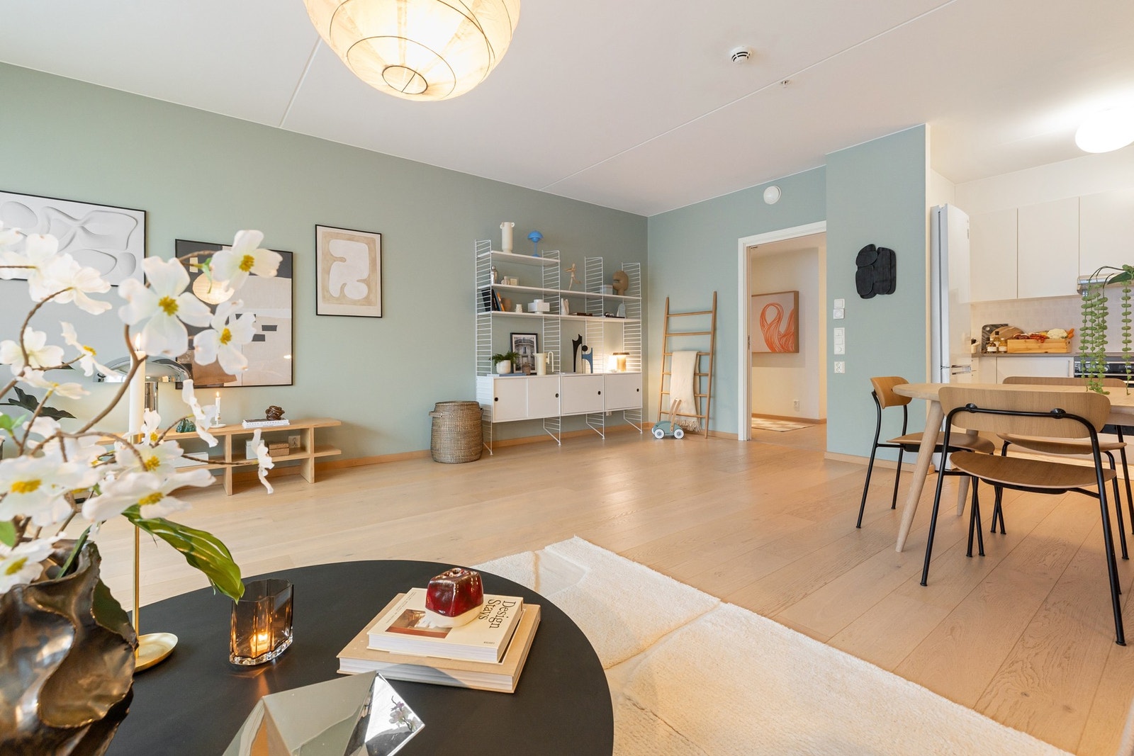 Leilighetens tre soverom og to bad ligger praktisk tilbaketrukket fra stue/kjøkken. Galleribilde