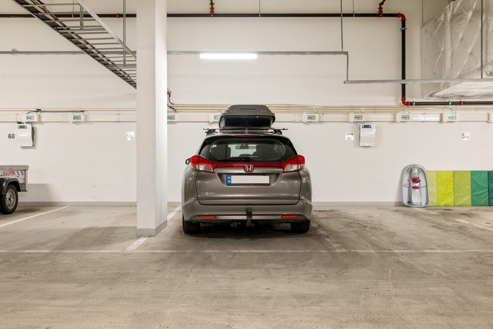 Leiligheten disponerer en parkeringsplass i felles garasjeanlegg, med kjøreadkomst via garasjeport og gangadkomst via dør fra felles gang. Galleribilde