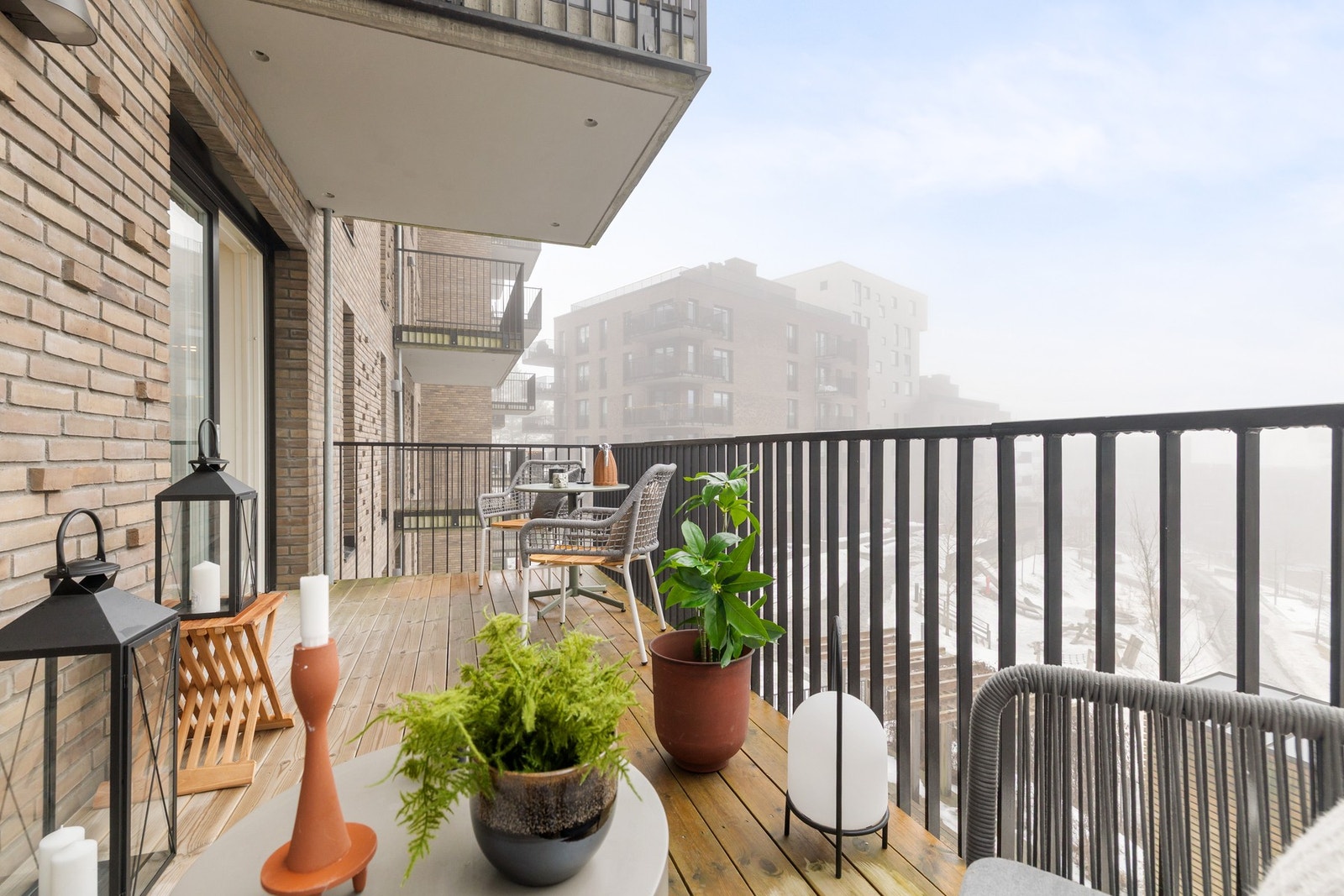 Fra balkongen er man omgitt av flotte, grønne næromgivelser på sommerstid. Galleribilde