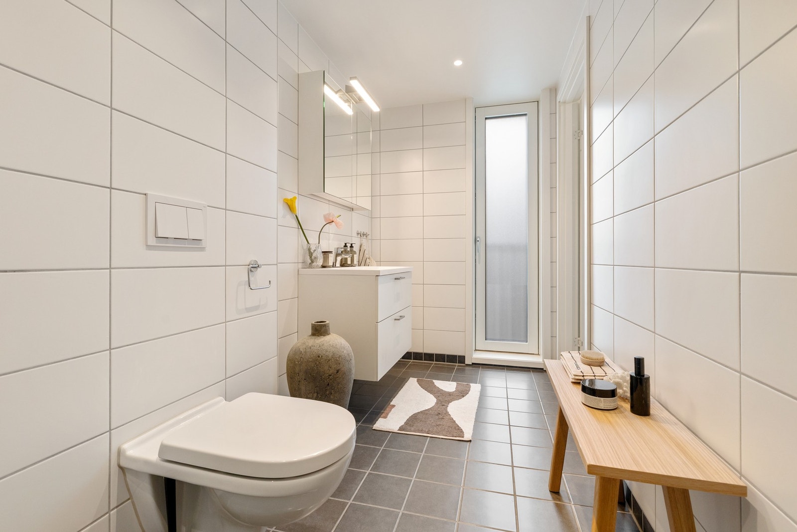 Takhøyt vindu som gir dagslys inn. Galleribilde