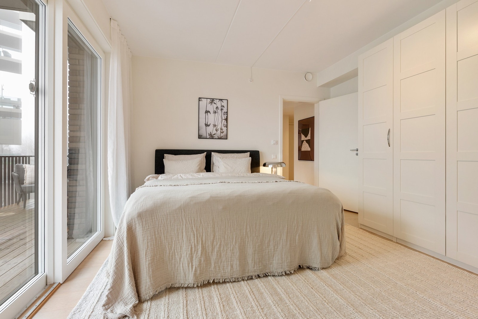 Lyst og romslig hovedsoverom. Flere garderobeskap sørger for praktisk lagringsplass og god oversikt. Galleribilde