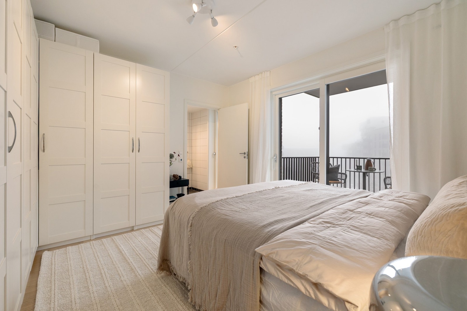 Fra hovedsoverommet har man videre tilgang til leilighetens andre bad. Galleribilde