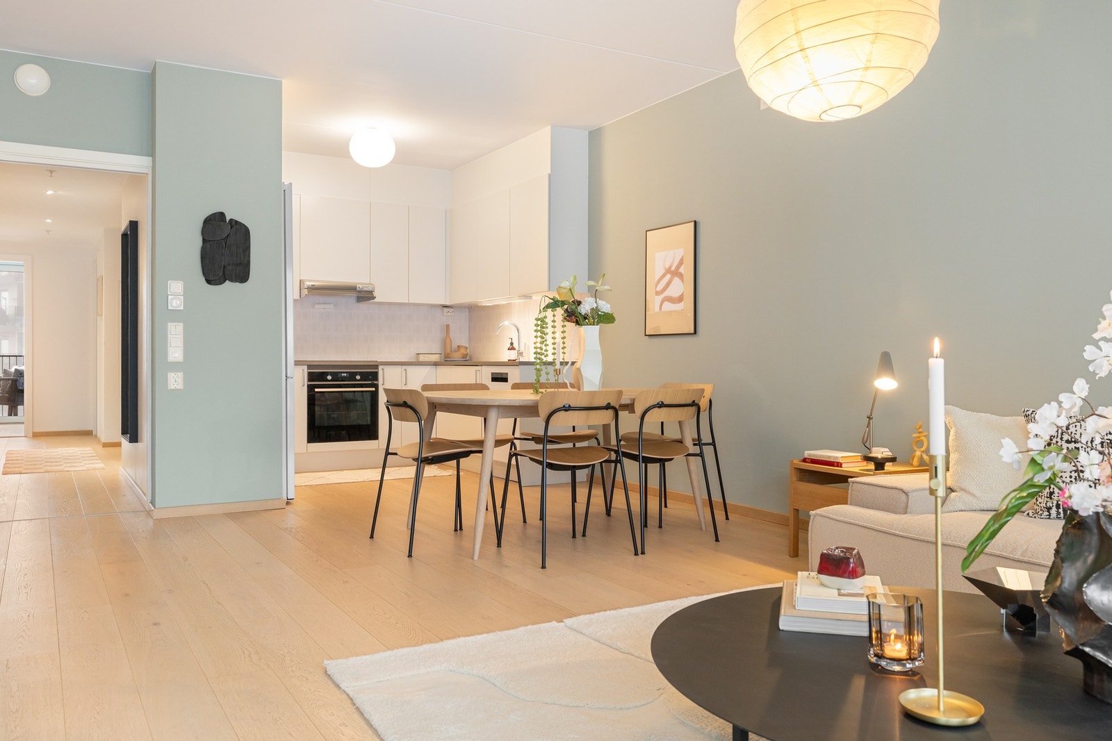 Ifm. med kjøkkenet har dagens eiere en kjøkkenøy (løs modul) som ikke er avbildet, og kan følge om ønskelig. Konf. megler. Galleribilde