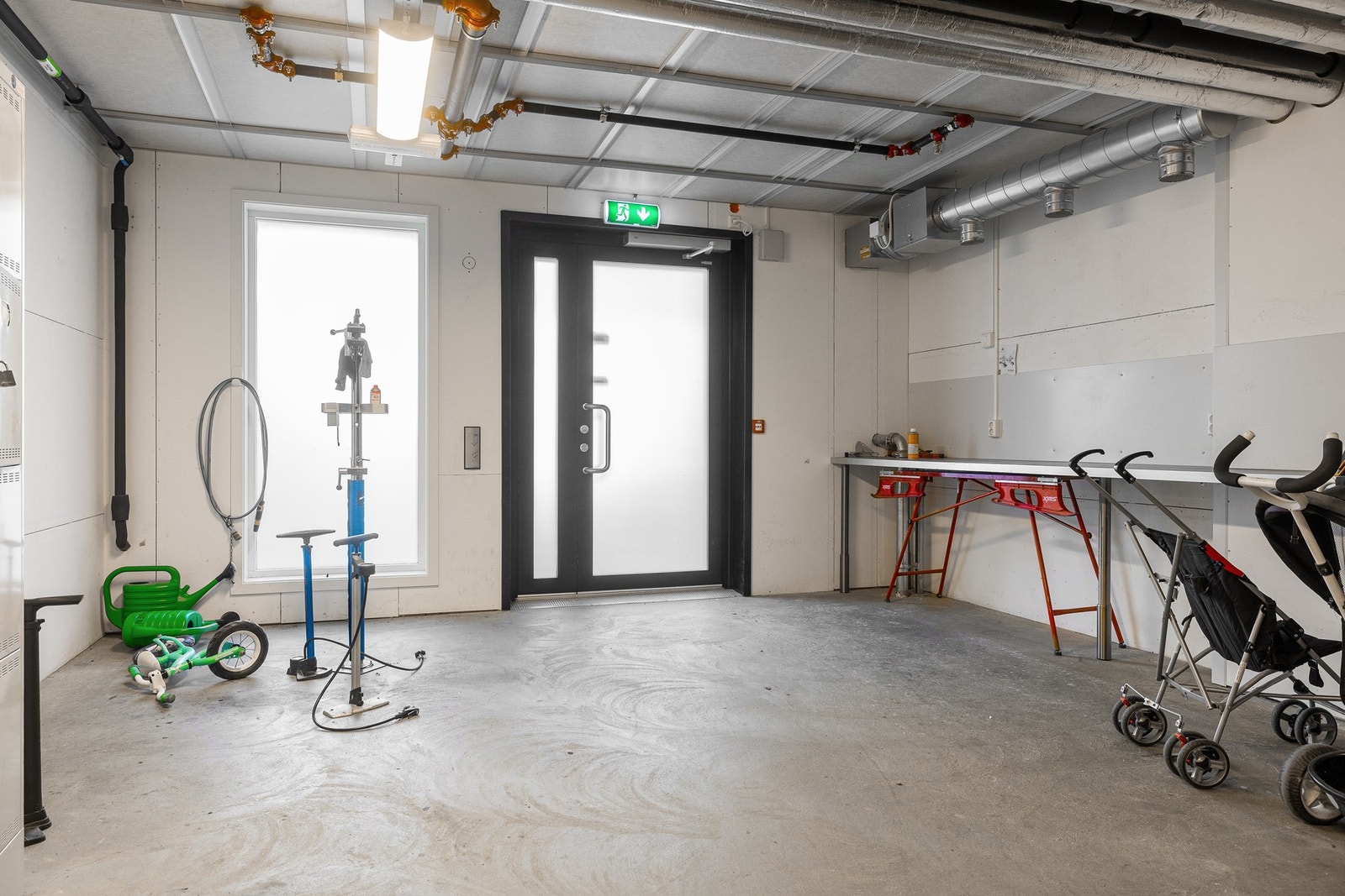 Fellesrom for å kunne vedlikeholde både ski og sykler. Galleribilde