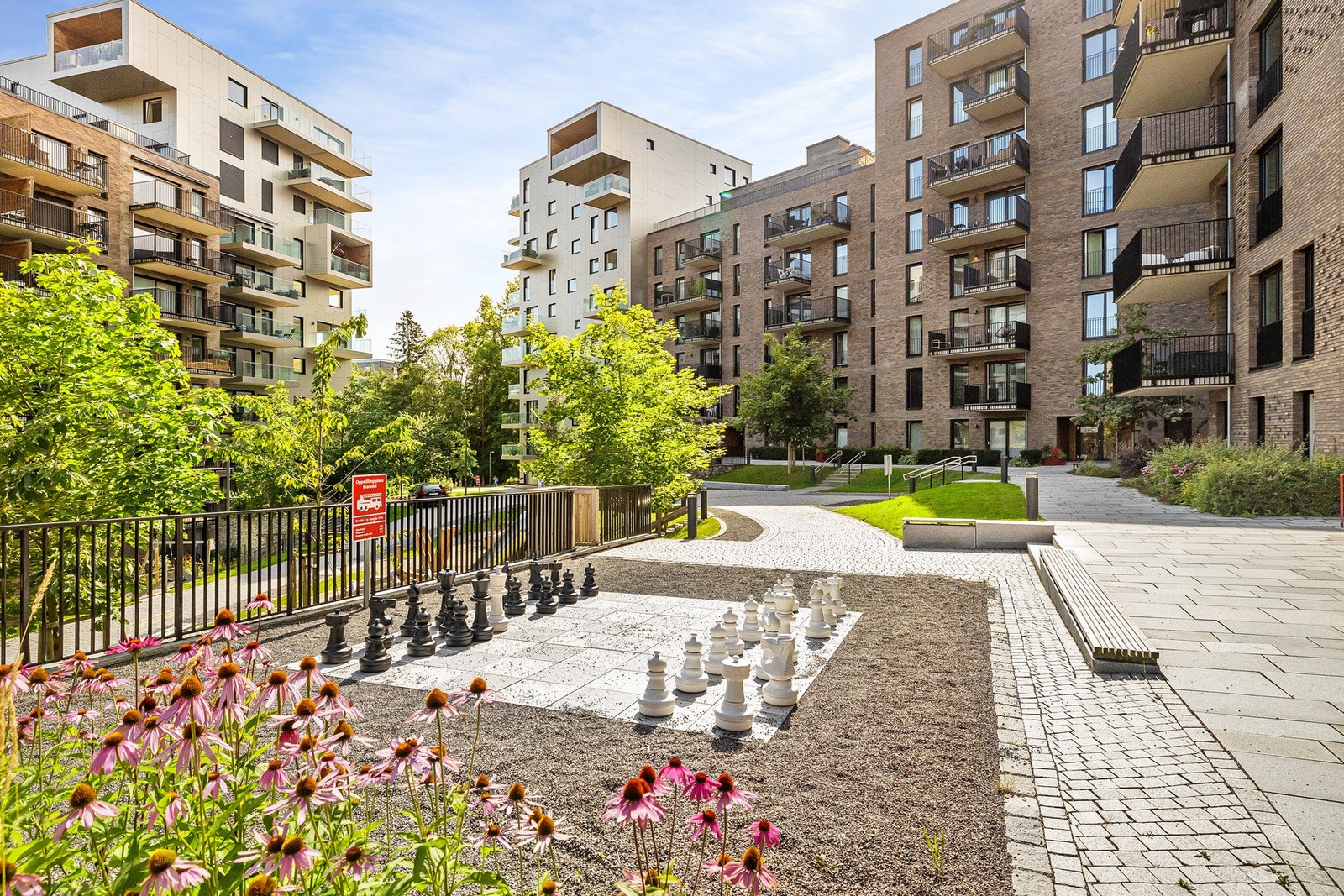 Flotte og velstelte uteområder som gir et ryddig og innbydende helhetsinntrykk av næromgivelsene. Galleribilde