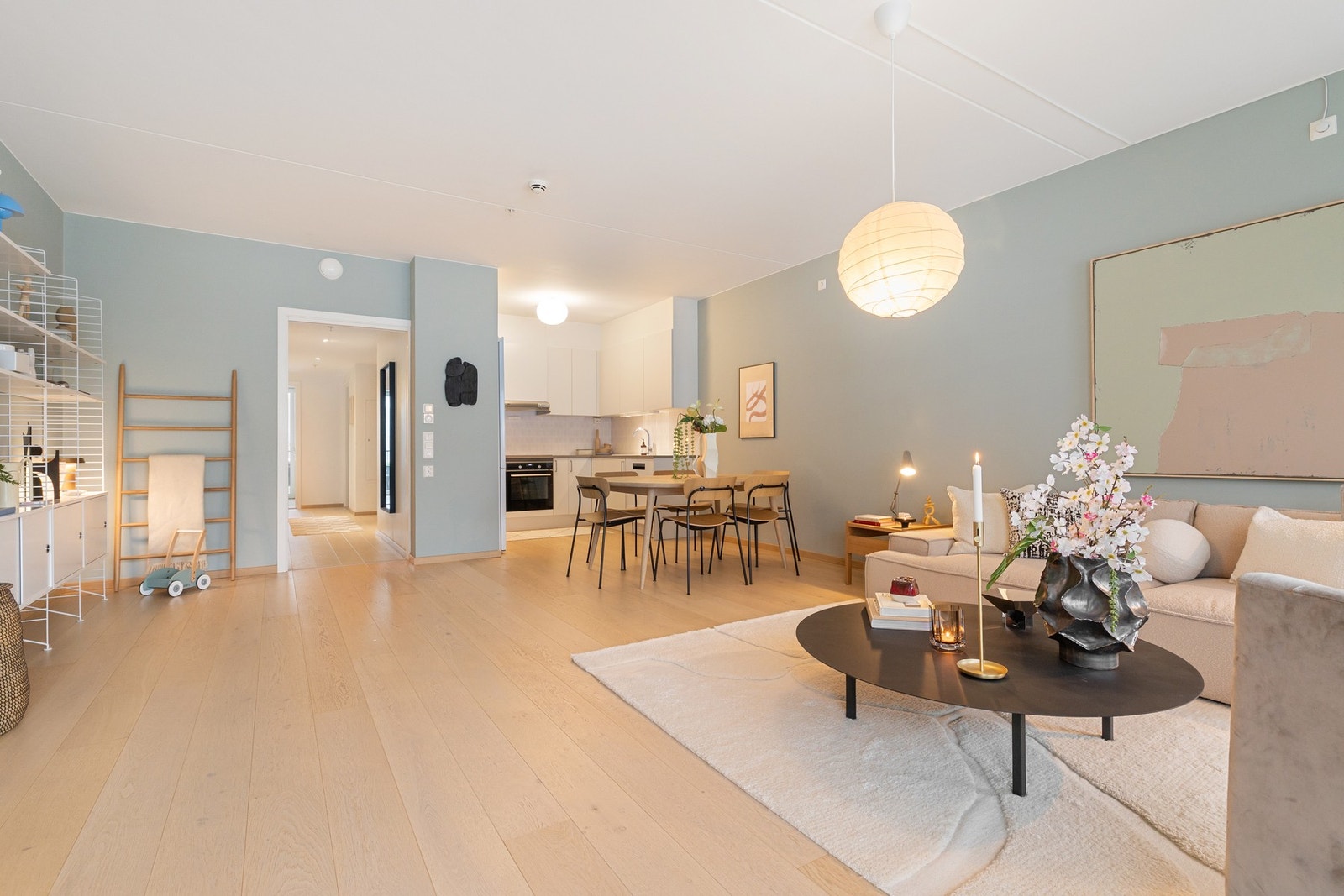 Leiligheten er en moderne og gjennomgående 4-roms fra 2019. Galleribilde