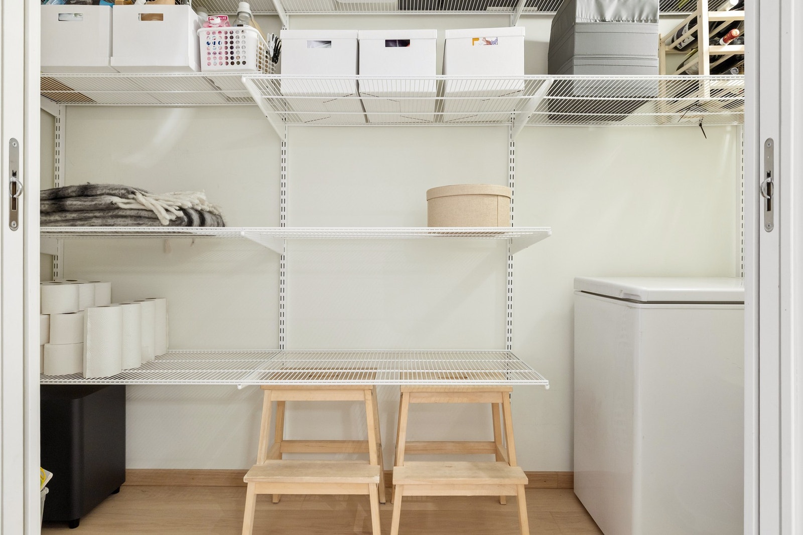 Intern boden har en god innredning som sørger for praktisk lagringsplass og god oversikt. Plass til ekstra fryser, støvsuger etc. Galleribilde