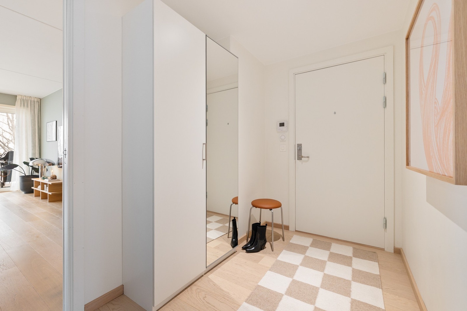 Heis fra parkeringskjeller og opp til leilighetens etasje. Leiligheten er reg. i 3. etasje, men fremstår i praksis som en 4. etasje basert på byggets utforming. Galleribilde