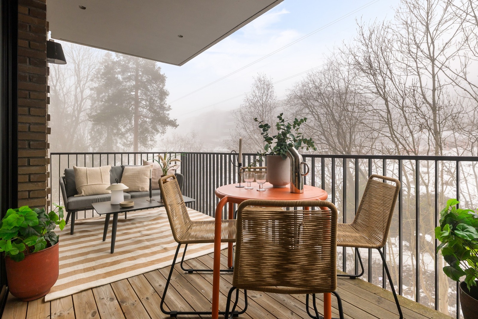 Balkongen fungerer som en herlig forlengelse av stue/kjøkken. Galleribilde