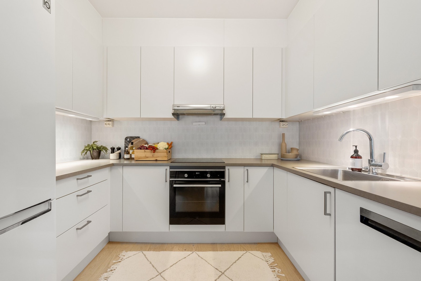 Et svært velutnyttet kjøkken som gir mye skap og benkeplass. Galleribilde