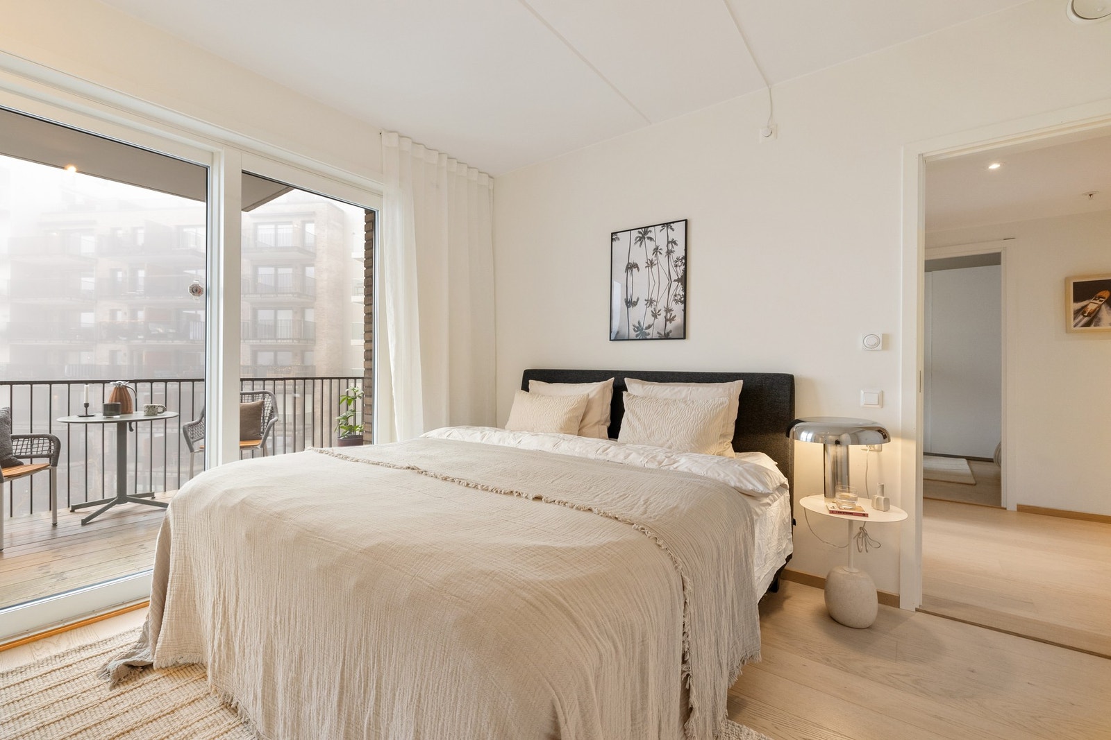 Et stort "master bedroom" etablert i en suite løsning med eget bad. Galleribilde