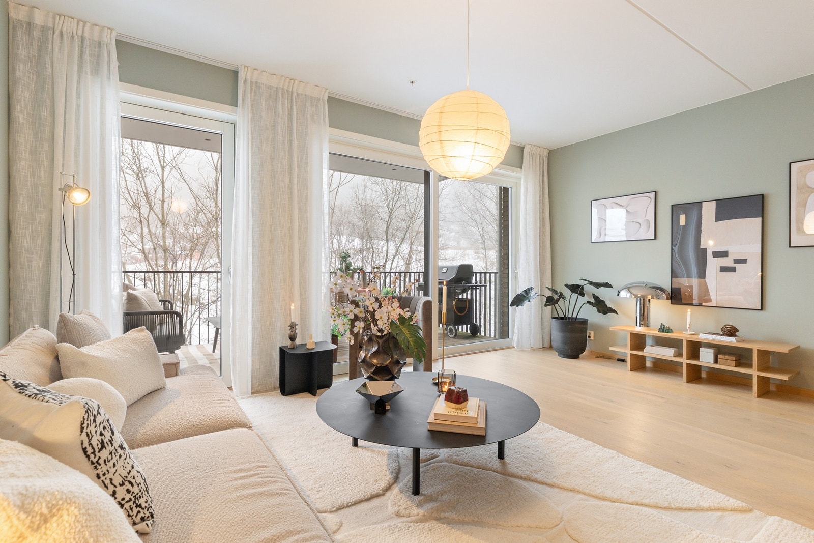 Smakfulle farge- og materialvalg, med en lekker 1-stavs parkett i gulvet. Galleribilde