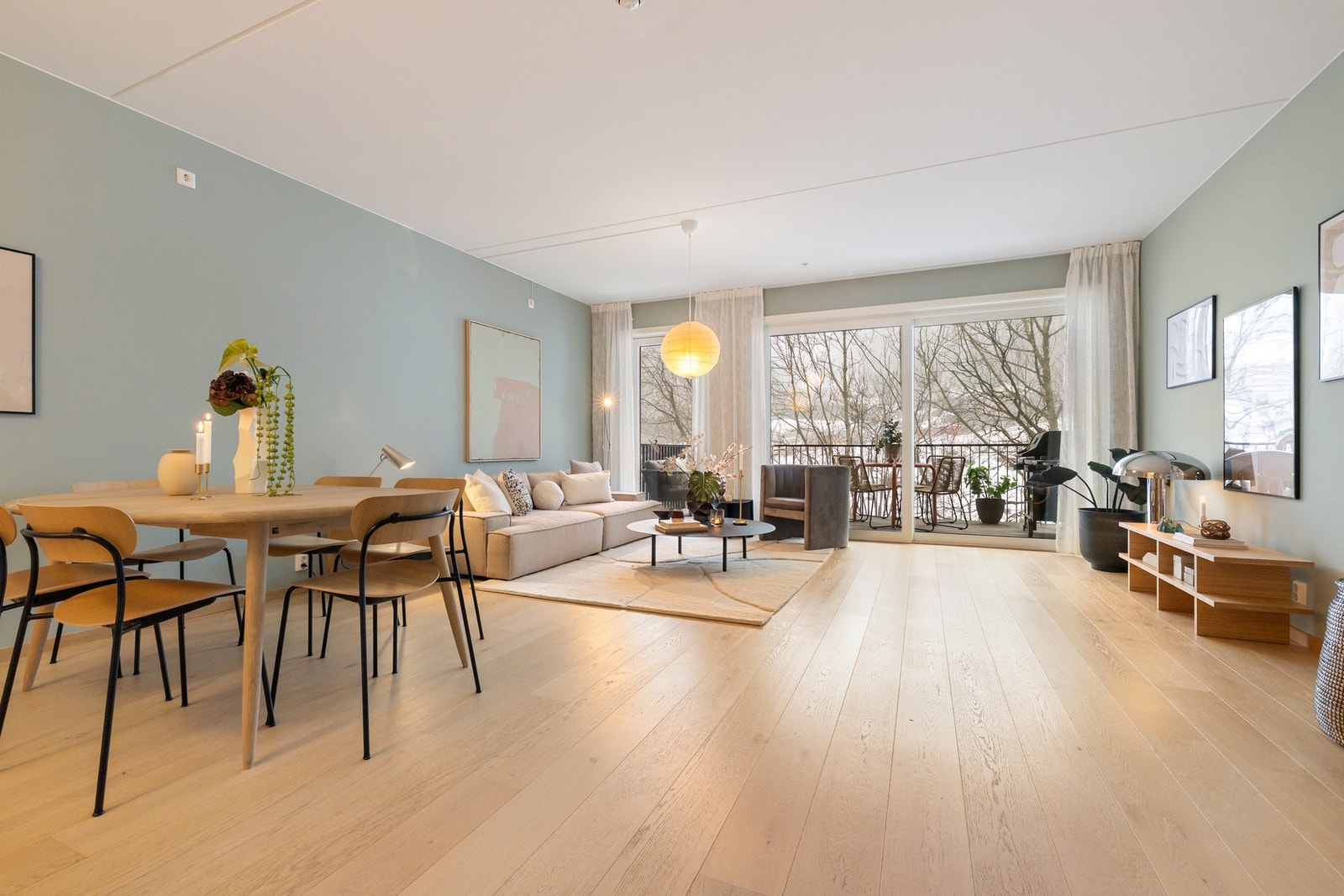 De store vindusflatene gir rikelig med naturlig lys inn i rommet. Galleribilde