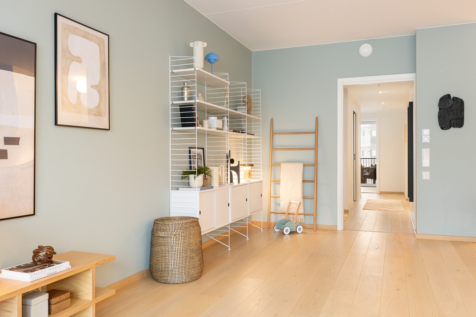 Sett mot mellomgang/entré. Galleribilde