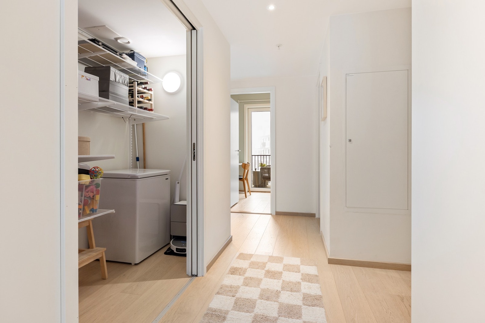 Innvendig bod. Skyvedørsløsningen gjør at det ikke tas av arealet i boden eller i gangen i det man åpner opp. Galleribilde