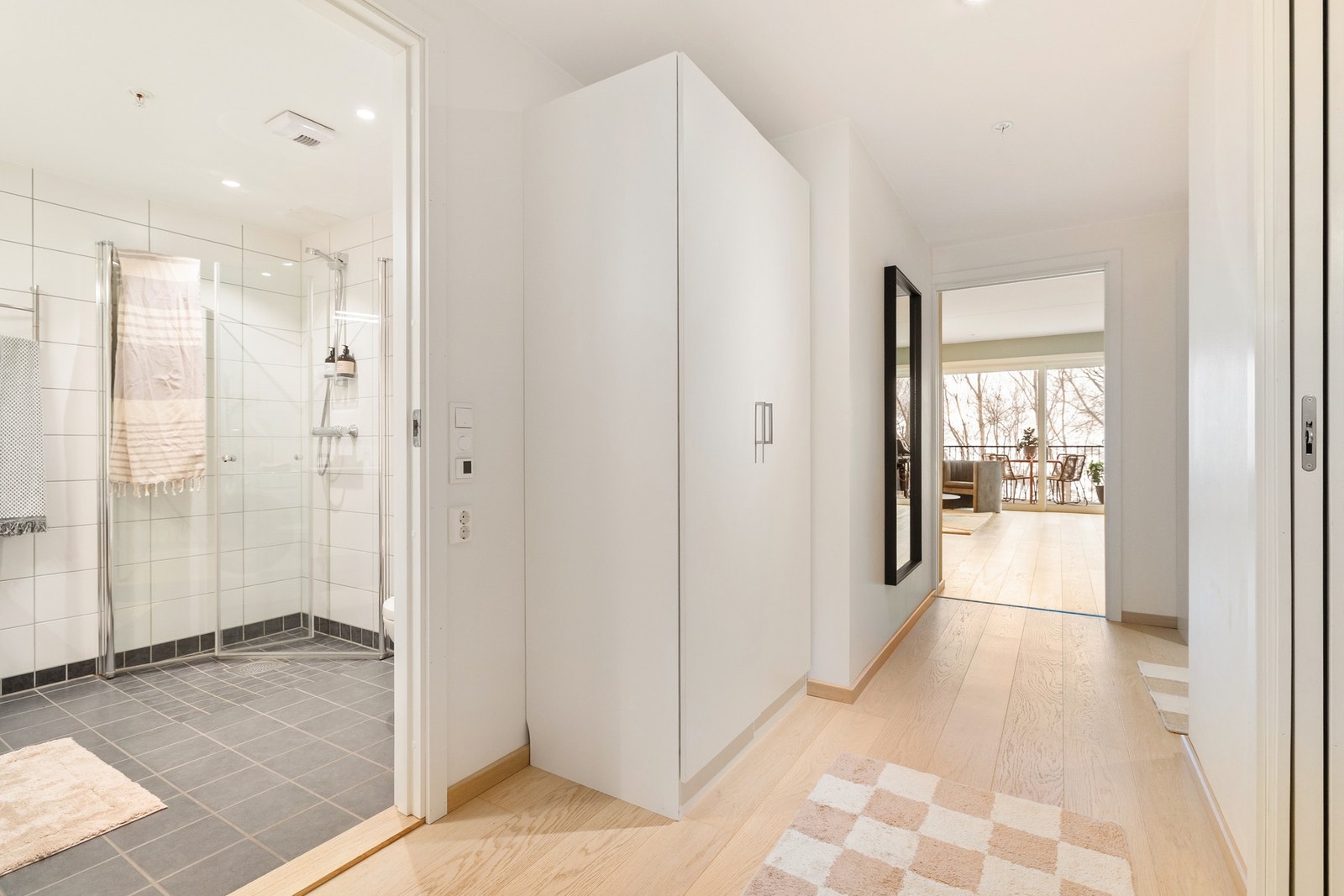 Godt med oppbevaringsplass i leiligheten - et stort garderobeskap i entré, og ekstra oppbevaring i innvendig bod (t.h.). Galleribilde