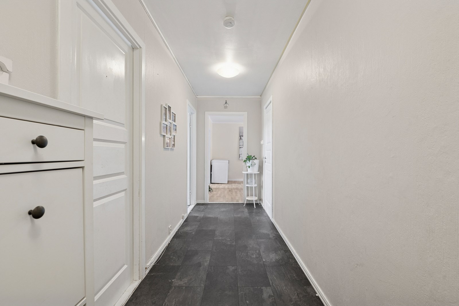 Fra entreen er det adkomst til soverom og bad. Galleribilde