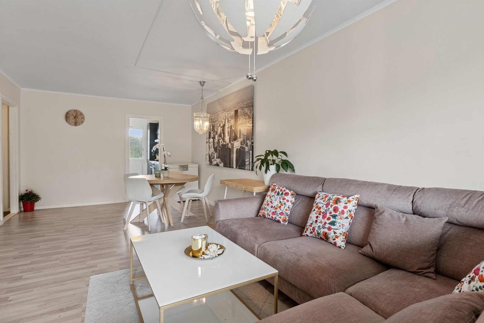 Sofagruppen har en lys og fin plassering i stuen. Galleribilde