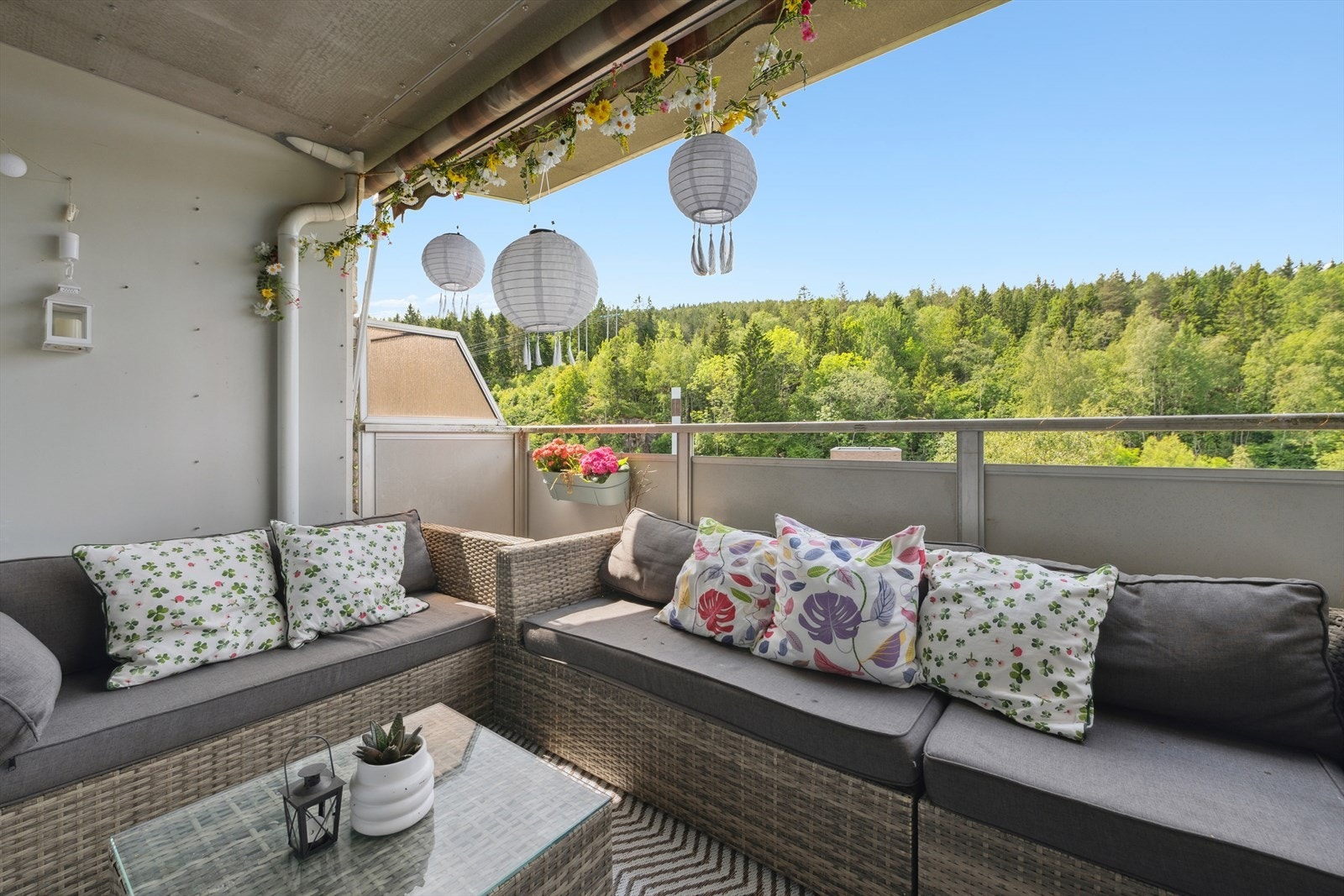 Flott overbygget balkong med gode solforhold. Galleribilde