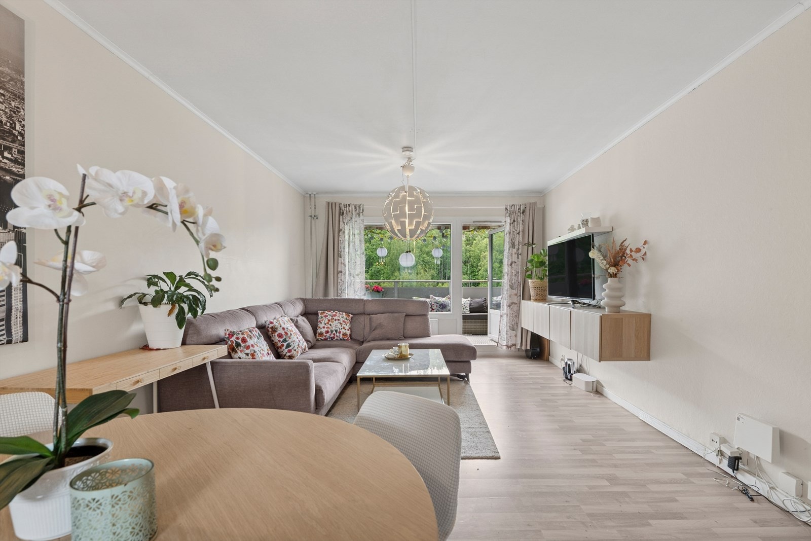 Stuen har store vindusflater som slipper inn godt med naturlig lys. Rommet har god plass til sofagruppe og spisegruppe. Galleribilde