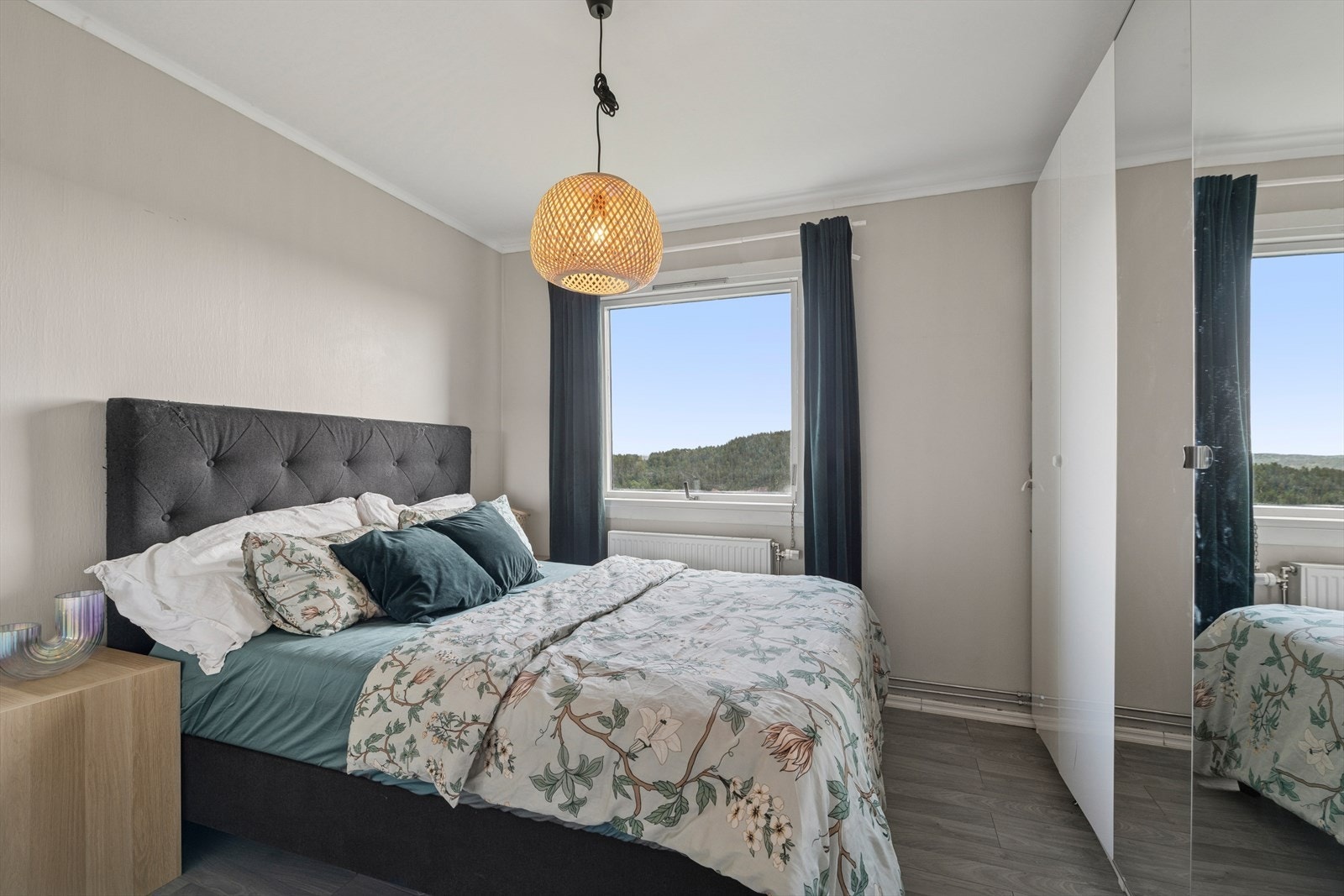 Lyst og delikat soverom med god plass til seng og garderobeskap. Galleribilde